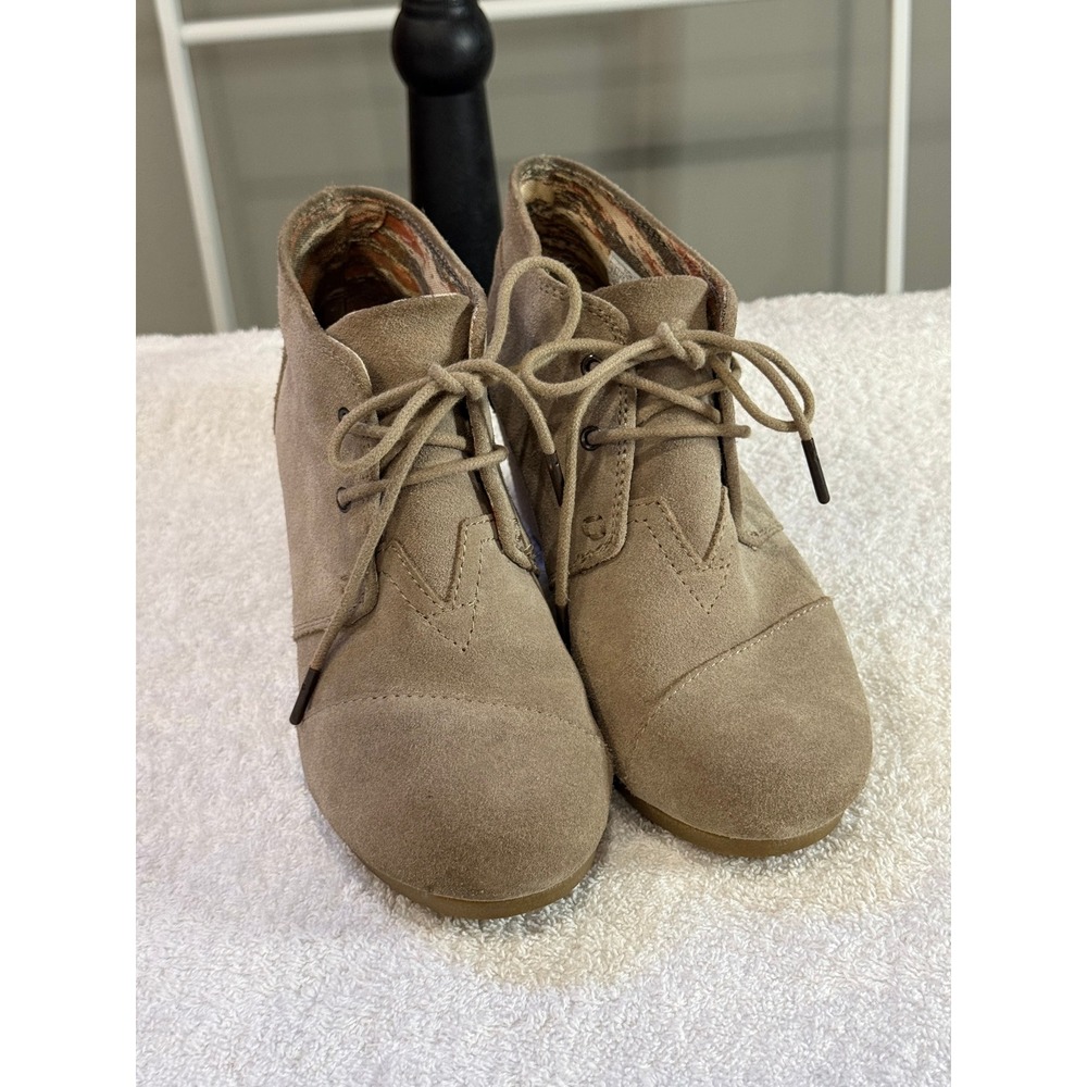 TOMS Desert Wedge Taupe Suede Lace Up Ankle Boots Womens 7.5 Boho Minimalist